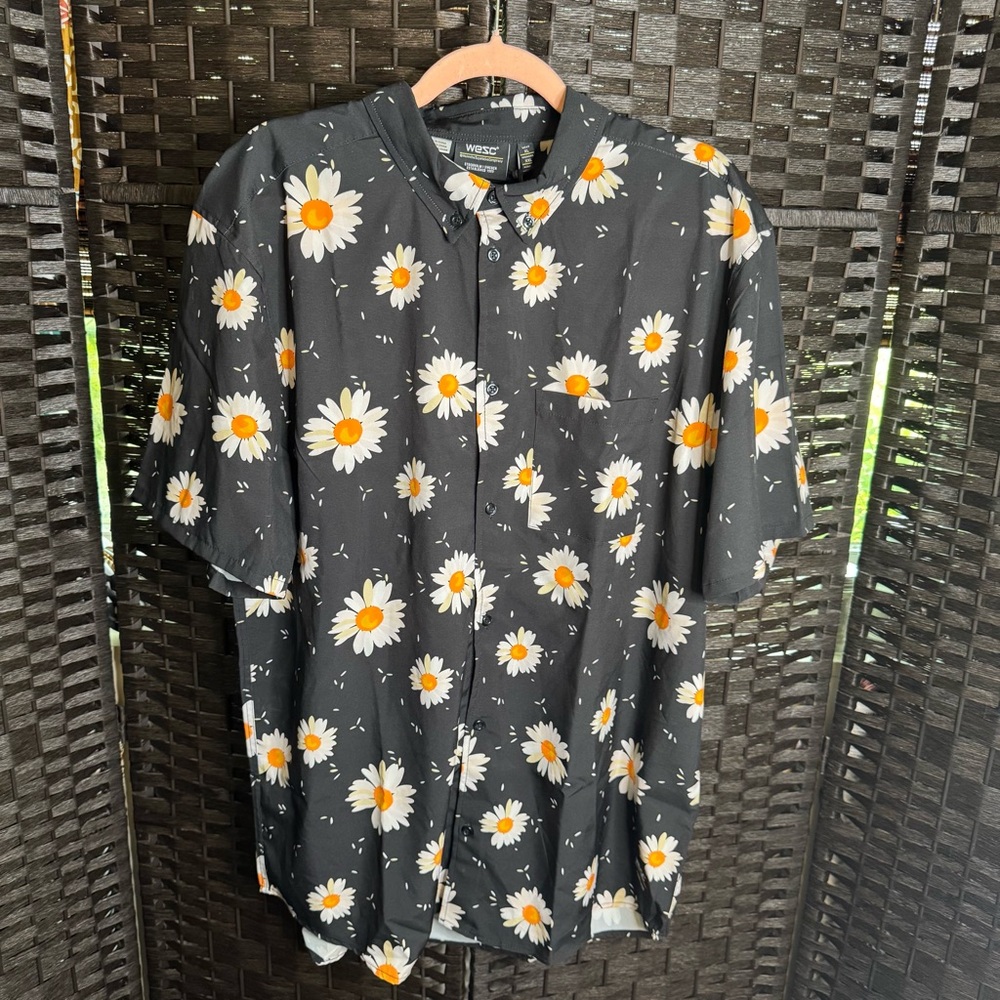 WESC Oden S/S Daisy shirt size XL/XXL NWT - Picture 1 of 4